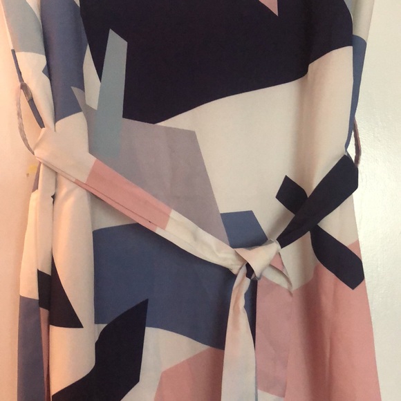 Short sleeve midi dress, abstract geometric print, narrow vneck with cuff sleeve - Picture 3 of 4